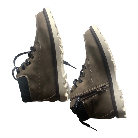 Boy High Too Suede Shoes Size 4 in Excellent Used Condition - Picture 7 of 8